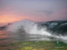 Computer screen wallpaper: Breaking wave in the flashlight